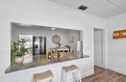 Jupiter Casa | Bungalow! Hot TUB! Games! 10 min to Beach!