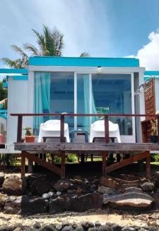 French Polynesia Casa | Bungalow les pieds ds l eau, La Maison Bleue