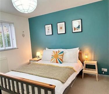 Aberdovey Casa | Bungalow, mountain and sea views parking