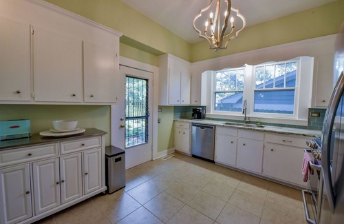Northport Casa | Bungalow on Main - Book for Football Season!