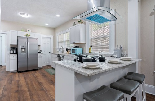 Birmingham Casa | Bungalow Retreat-Fire pit/Patio/Games/Relaxing Front Porch/Parking Spaces