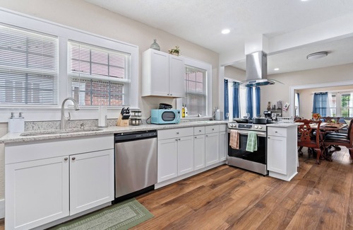 Birmingham Casa | Bungalow Retreat-Fire pit/Patio/Games/Relaxing Front Porch/Parking Spaces