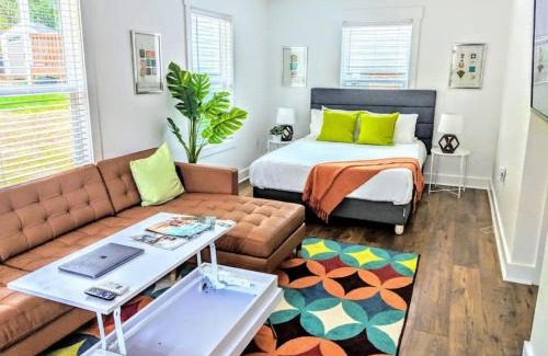 Villa Heights Casa | Bungalow & Tiny Guest House with Private Fenced Yard