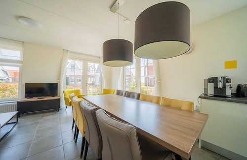 Uitdam Casa | Bungalow with 4 bedrooms, 2 bathrooms and a terrace