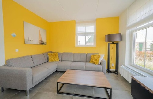 Uitdam Casa | Bungalow with 4 bedrooms, 2 bathrooms and a terrace