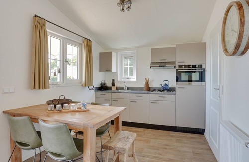 Uden Casa | Bungalow With a Terrace at Bedafse Bergen