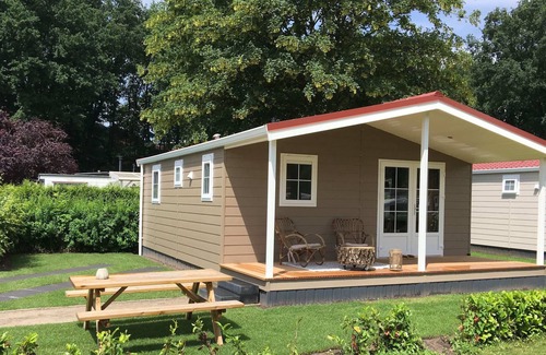 Uden Casa | Bungalow With a Terrace at Bedafse Bergen