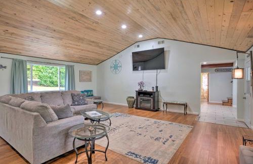Smith River Casa | Bungalow with Wraparound Deck - 8 Mi to Brookings