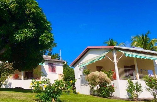 Bouillante Casa | Bungalows con piscina con impresionantes vistas al mar y montaña para 4 personas cada uno.