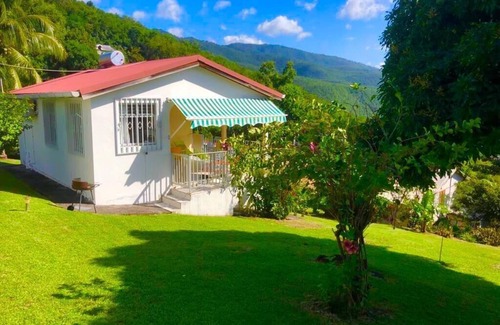 Bouillante Casa | Bungalows con piscina con impresionantes vistas al mar y montaña para 4 personas cada uno.