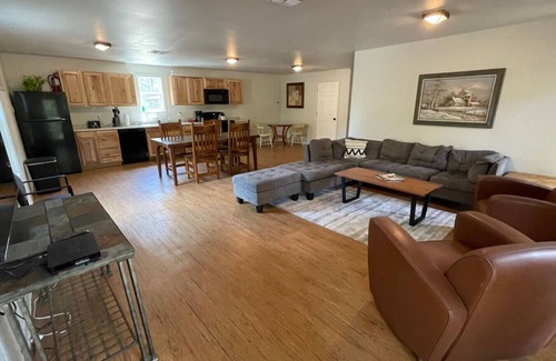 Woden Alquiler De RV | Bunk Hall at Tall Timbers Retreat. Sleeps 11.