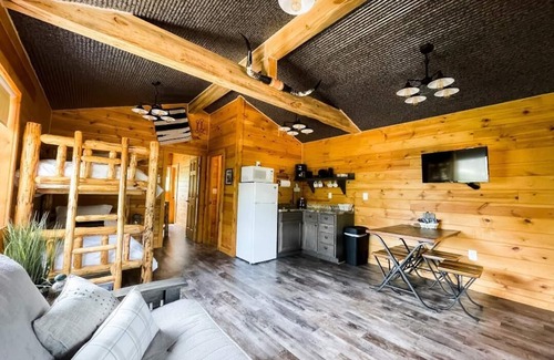 Hermosa Cabina | Bunk House At Gold Creek: Rustic Lux Cabin Near Mt. Rushmore & Custer State Park