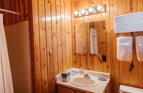 Bozeman Cabina | Bunkhouse 1 at Gallatin Canyon Cabins