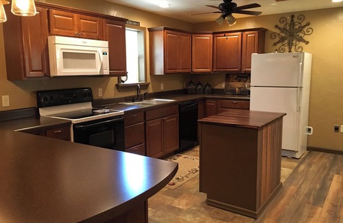 Drury Casa | Bunkhouse in the Ozarks with access to Creek Pavilion and close to Rockbridge
