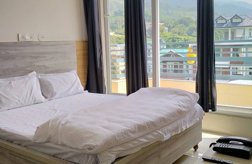 Dharamshala Cama Y Desayuno | Buntees Nest: Luxury Room with Mountain View