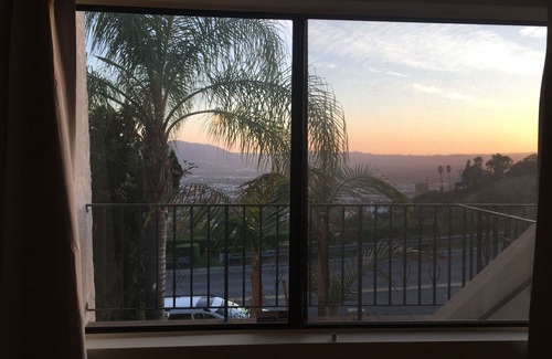 Burbank Apartamento | ¡Nueva suite de Burbank Hills con vistas a la ciudad y acceso al balcón!