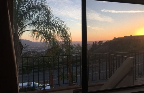 Burbank Apartamento | ¡Nueva suite de Burbank Hills con vistas a la ciudad y acceso al balcón!