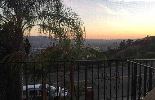 Burbank Apartamento | ¡Nueva suite de Burbank Hills con vistas a la ciudad y acceso al balcón!
