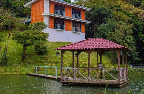 Quebrada Grande Hotel | Burbi Lake Lodge Monteverde