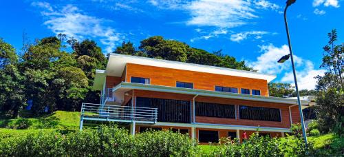 Quebrada Grande Hotel | Burbi Lake Lodge Monteverde
