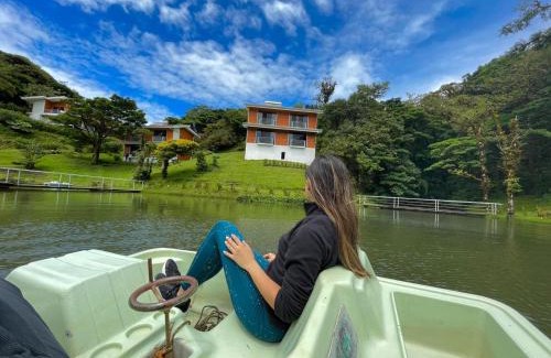 Quebrada Grande Hotel | Burbi Lake Lodge Monteverde