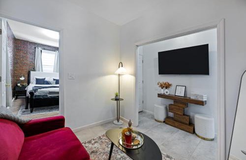West New York Apartamento | Burgundy Bliss 20 Min to Times Square