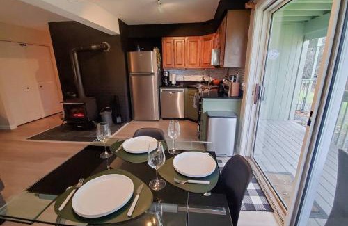 East Burke Apartamento | Burke Abode - Trailside Condo with King & Full Beds