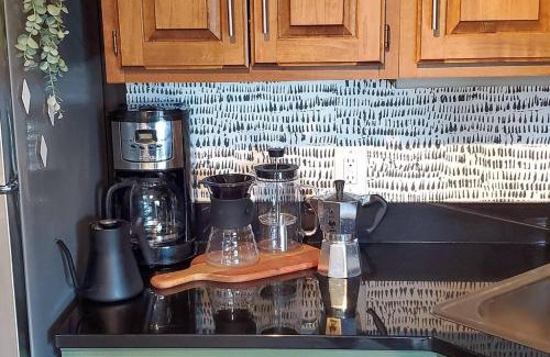 East Burke Apartamento | Burke Abode - Trailside Condo with King & Full Beds
