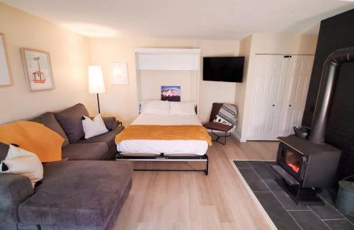 East Burke Apartamento | Burke Abode - Trailside Condo with King & Full Beds