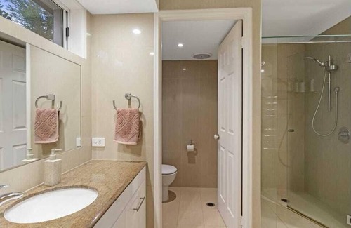 Burleigh Waters Casa | Burleigh waters beauty on lake, 5 minutes to the beach! family friendly