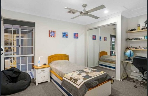 Burleigh Waters Casa | Burleigh waters beauty on lake, 5 minutes to the beach! family friendly
