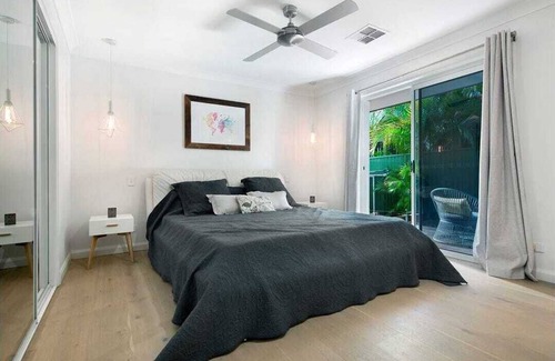 Burleigh Waters Casa | Burleigh waters beauty on lake, 5 minutes to the beach! family friendly