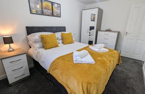 Burnley Casa | Burnley Entire House 4-Bedrooms-Sleeps 6-Driveway