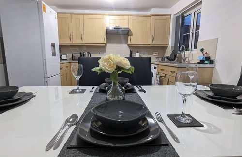Burnley Casa | Burnley Entire House 4-bedrooms-sleeps 6-driveway