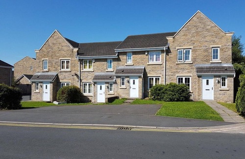 Burnley Casa | Burnley Entire House 4-bedrooms-sleeps 6-driveway