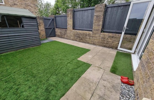 Burnley Casa | Burnley Entire House 4-bedrooms-sleeps 6-driveway
