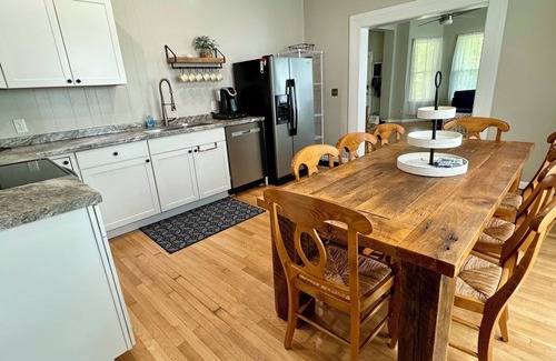 Burnside Casa | Burnside Boathouse – Cozy 5 Bedroom Lake Retreat Steps from Marina & Local Eats
