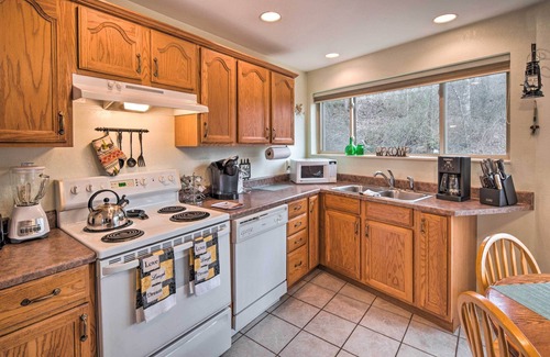 Burnsville Apartamento | Burnsville Apt w/ Deck in Pisgah National Forest