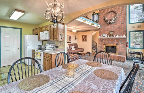 Burnsville Casa | Casa de Burnsville con terraza y vistas de 180 grados Mtn.