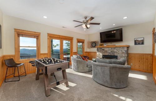 Wolf Laurel Casa | Burnt Skies Sleeps 10 Hot Tub Foosball Darts