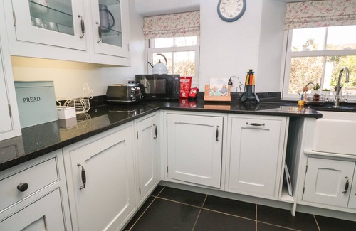 Tywardreath Cabaña | BURROW HOUSE, pet friendly, with open fire in Tywardreath