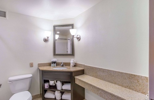 New Hartford Hotel | Burrstone Inn, Ascend Hotel Collection