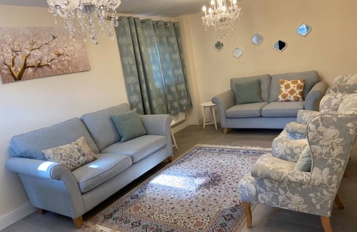 Milton Keynes Casa | Burton Way - Stylish, Spacious 4 Bedroom Detached Home