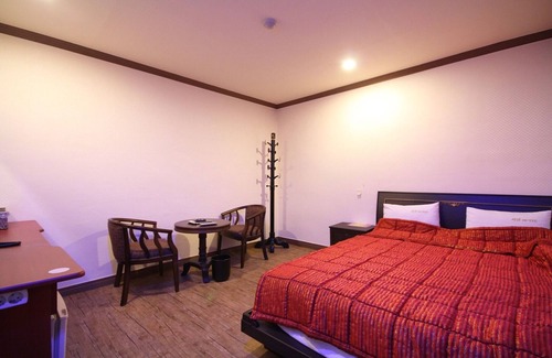 Dongnae District Hotel | Busan Oncheonjang Shine