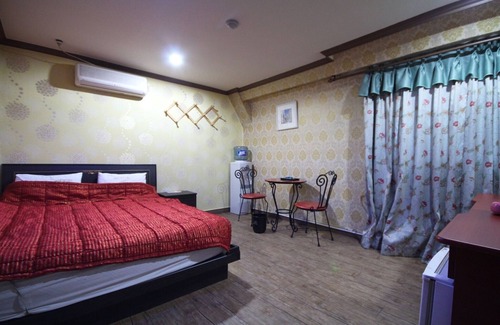 Dongnae District Hotel | Busan Oncheonjang Shine