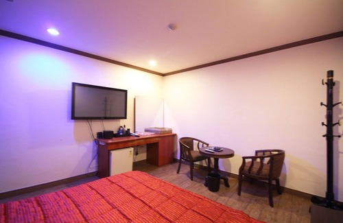 Dongnae District Hotel | Busan Oncheonjang Shine