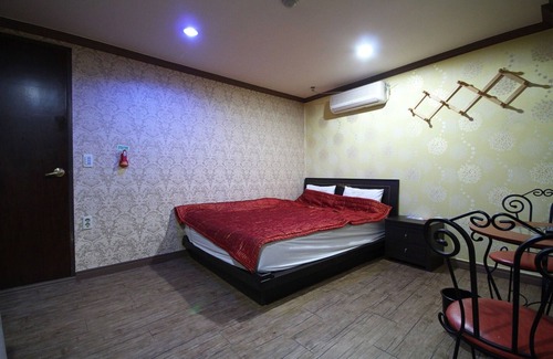 Dongnae District Hotel | Busan Oncheonjang Shine