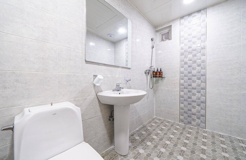 Dongnae District Hotel | Busan Oncheonjang Victoria