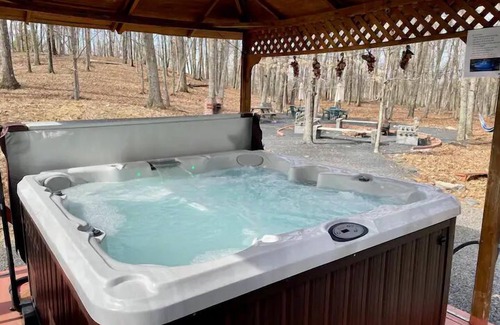 Pocono Mountain Lake Casa | Bushkill Beauty-HotTub, Firepit, Lake, Outdoor Pool