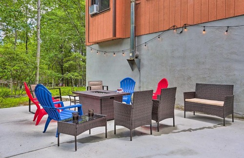 Bushkill Casa | Bushkill House with Deck and Community Amenities!